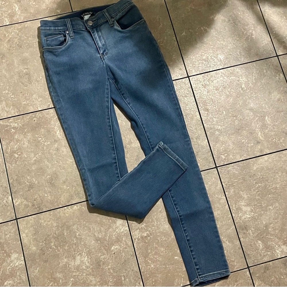 Venus Women’’s  skinny jeans in a size 2.. Never worn!!